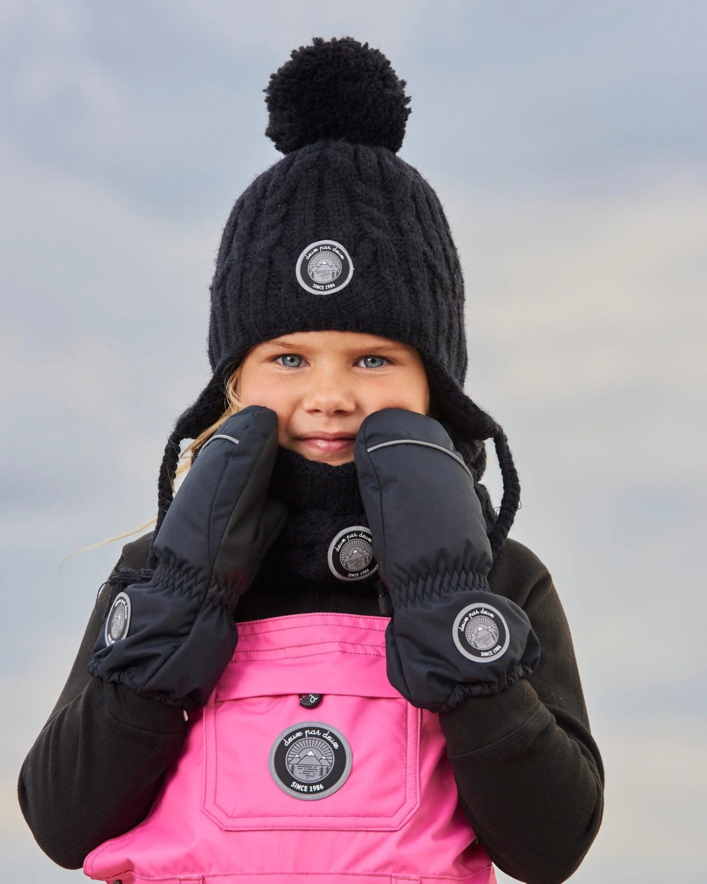 Solid Mittens Black - Image 3
